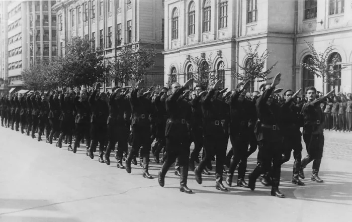 Defilare legionară pe străzile Bucureștiului interbelică. FOTO: Wikipedia