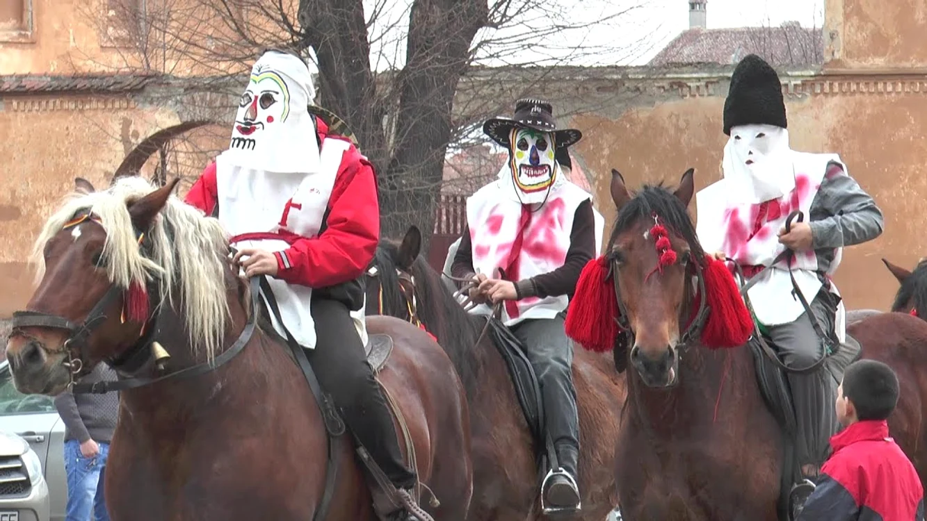 Personaje cu măști la Fasching Prejmer FOTO Ioan Buciumar