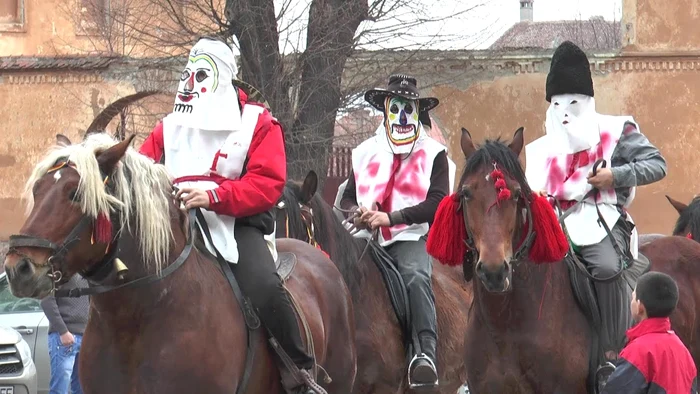 Personaje cu măști la Fasching Prejmer FOTO Ioan Buciumar