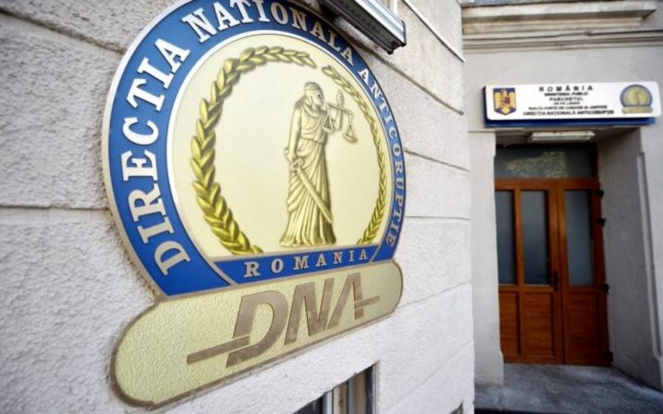 Șeful ISCTR Timiș, prins în flagrant pentru luare de mită. Peste 30 de percheziții efectuate de DNA