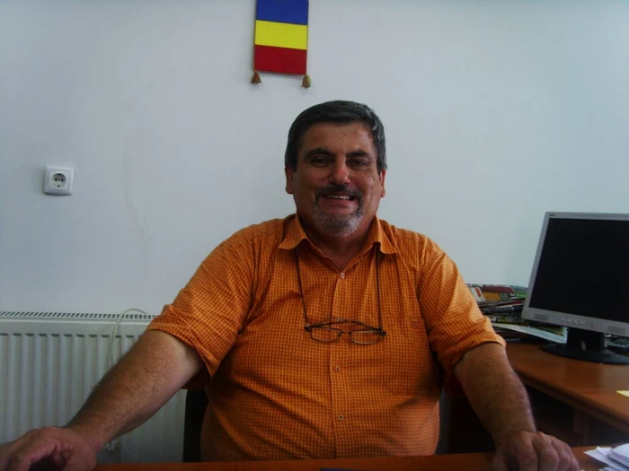Asistenţii persoanelor cu handicap din mai multe comune din Vâlcea nu şi-au primit salariile de luni de zile