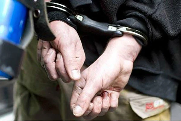 Un tânăr încătușat a bătut doi polițiști care încercau să aplaneze un scandal. Un agent s-a ales cu un cap în gură