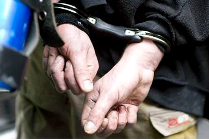 Criminalul a fost încătușat de polițiști, după ce a omorât o femeie cu parul