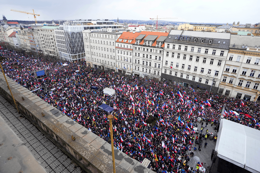 Mii de cehi au demonstrat față de guvern şi sărăcie. Critici la adresa NATO