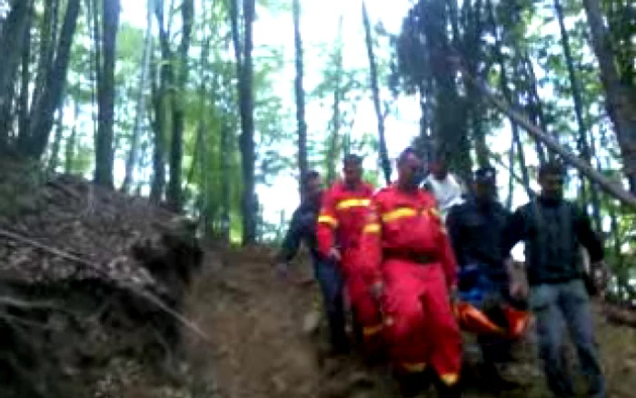 Bărbatul a fost pus în targă şi purtat trei kilometri până la ambulanţă. FOTO: ISU Hunedoara.