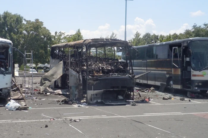 
		    Rămășițele autobuzului ars în urma atacului terorist de pe aeroportul stațiunii bulgare Burgas FOTO: Mediafax/AFP