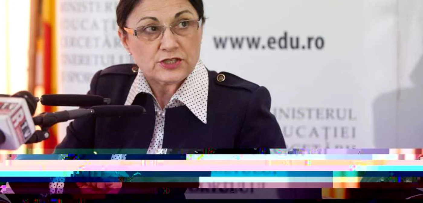 Ministrul Educaţiei, Ecaterina Andronescu susţine că, o cauză a rezultatelor negative de la evaluarea naţională o reprezintă şi închiderea, în ultimii ani, a peste 2000 de şcoli FOTO Mediafax