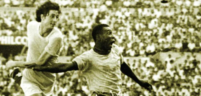 Cornel Dinu şi Pele, fază din meciul Brazilia - România de la Mondialul din 1970 FOTO AFP