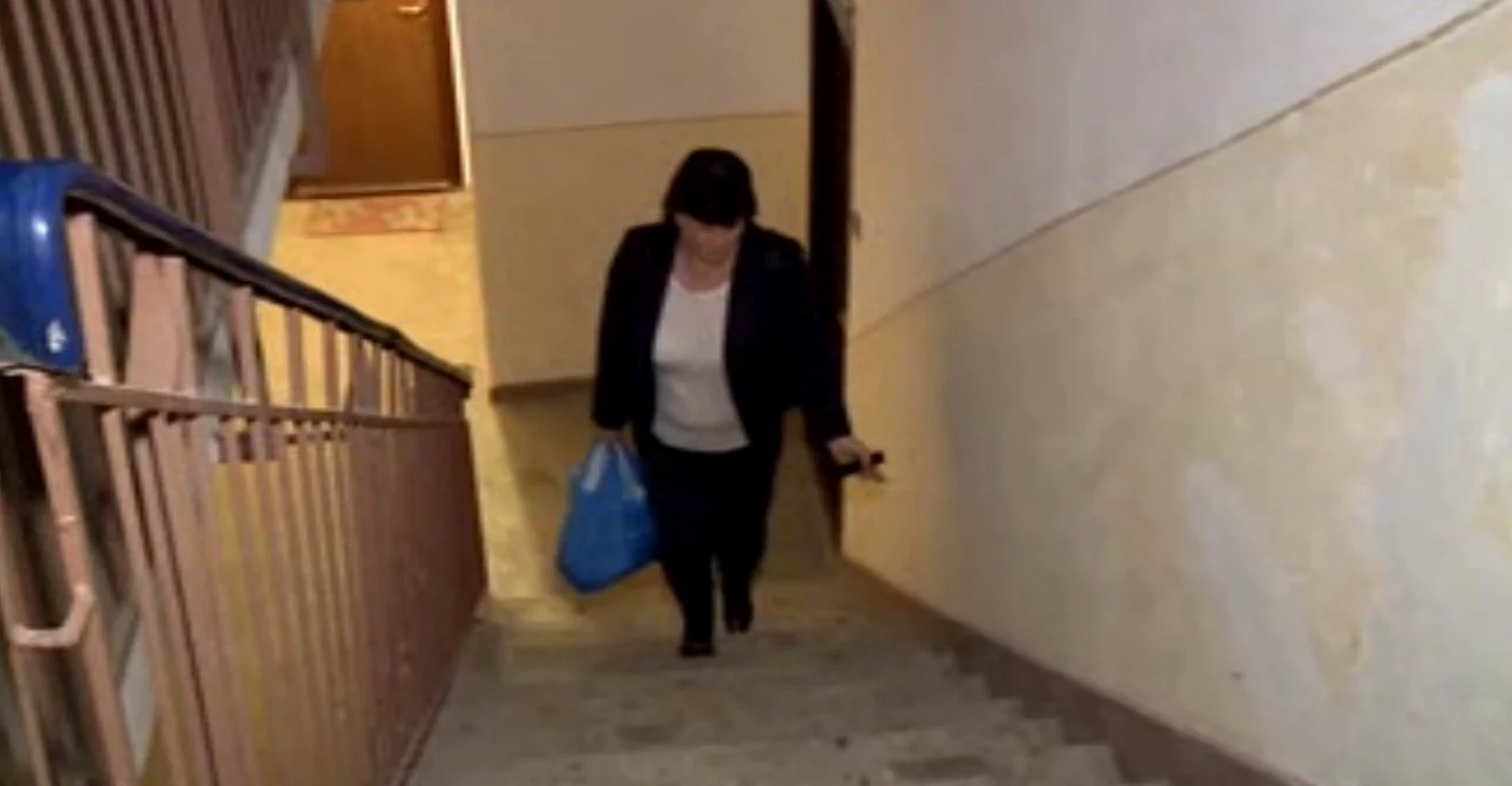 Persoanele gâfâie pe scări în lipsa unui lift