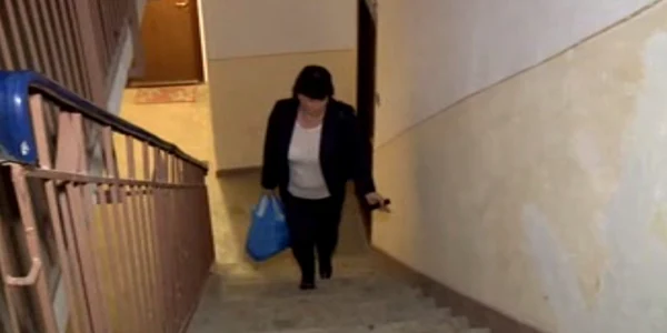 Persoanele gâfâie pe scări în lipsa  unui lift