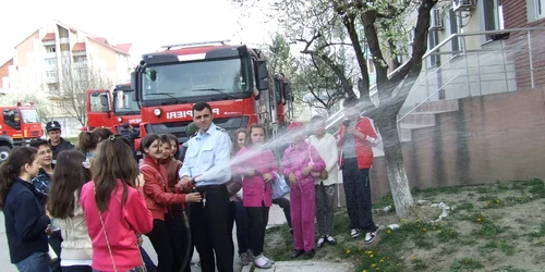 Elevii au participat la simularea stingerii unor incendii