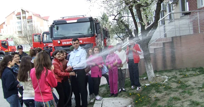 Elevii au participat la simularea stingerii unor incendii