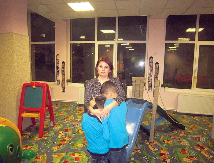 
    Oana, Antonio şi Nicolo  au trecut printr-un calvar,  în Italia. De anul trecut,  trăiesc liniștiți în România,  însă un judecător de la  Curtea de Apel București a hotărât ca băieții să fie retrimişi în Italia, unde  erau bătuţi regulat de tată  