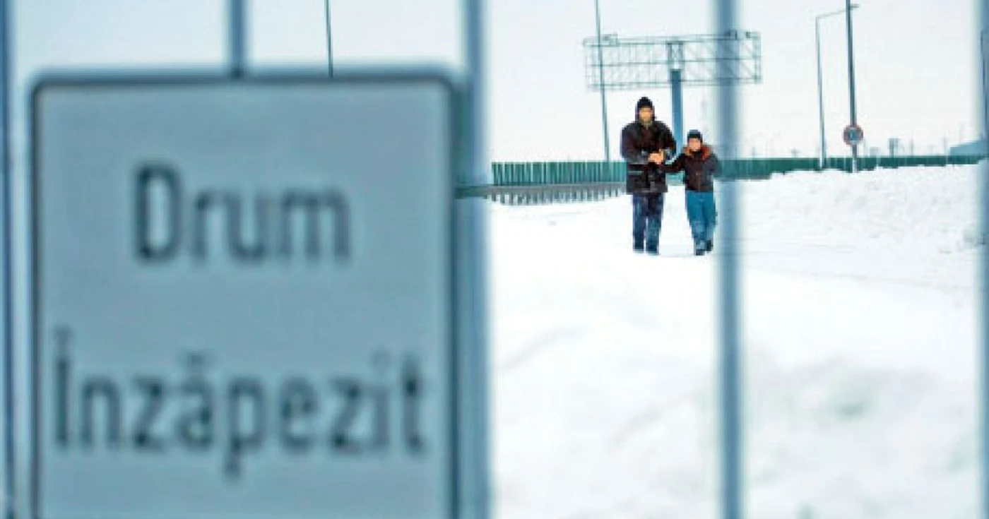Viscolul şi stratul gros de zăpadă au dat peste cap circulaţia, îngreunând misiunea echipajelor de salvare 