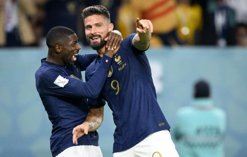 Atacanții francezi Ousmane Dembele și Olivier Giroud. Foto: EPA-EFE