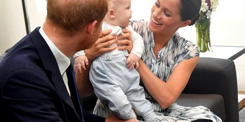Prin'ul Harri duce de Sussex Meghan ducesa de Sussex si fiul lor Archie Mountbatten-Windsor se întâlnesc cu   arhiepiscopul Desmond Tutu şi cu fiica sa Thandeka Tutu-Gxashe la Fundaţia Desmond & Leah Tutu  în timpul turului lor regal în Africa de Sud