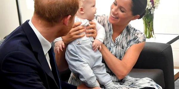 Prin'ul Harri duce de Sussex Meghan ducesa de Sussex si fiul lor Archie Mountbatten-Windsor se întâlnesc cu   arhiepiscopul Desmond Tutu şi cu fiica sa Thandeka Tutu-Gxashe la Fundaţia Desmond & Leah Tutu  în timpul turului lor regal în Africa de Sud