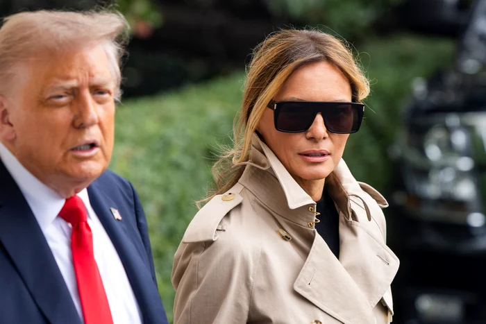 Melania Trump a sosit în Marea Britanie într-un trench britanic FOTO EPA-EFE