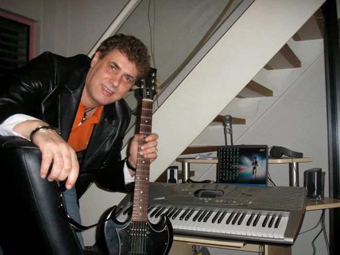 Chitaristul Arthur Mihai este liderul trupei System Band