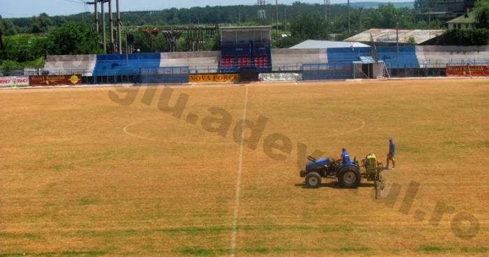 Stadionul "Marin Anastasovici" în timpul erbicidării