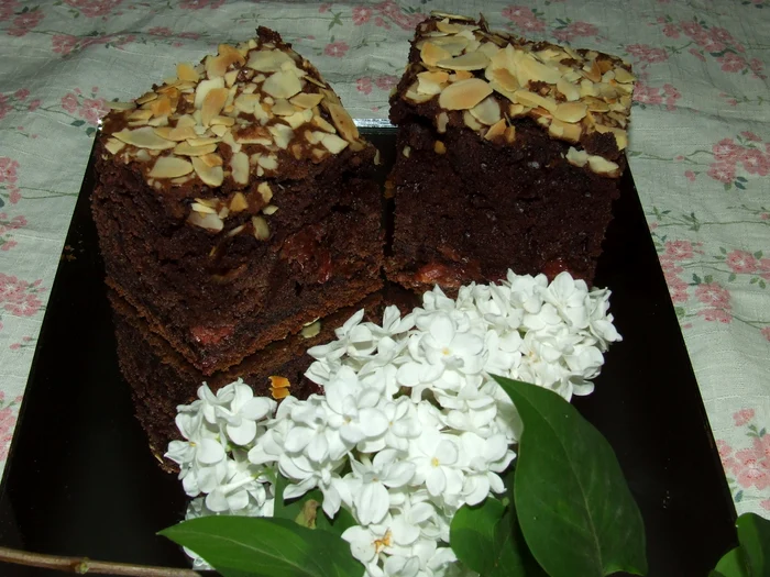 
    Prăji cu cacao, vişine şi fulgi de migdale  