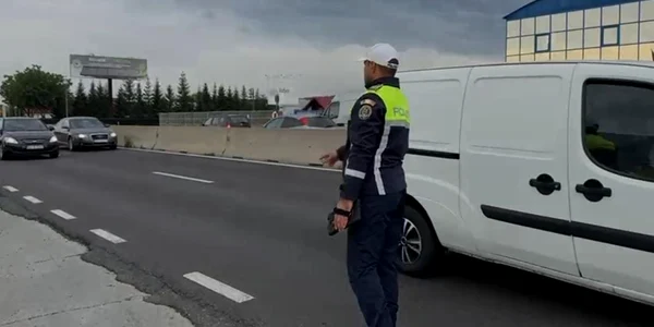 Mașină oprită în trafic de politisti Foto IPJ jfif