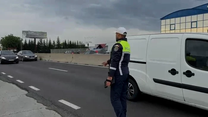 Mașină oprită în trafic de polițiști Foto: Captură video IPJ