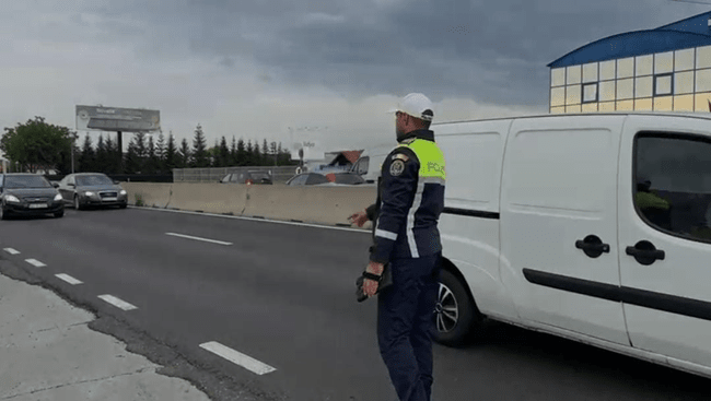 Scene ca în filme pe o șosea din Timiș: falși polițiști antidrog au oprit mașina unor afaceriști și au fugit cu 90.000 de lire sterline