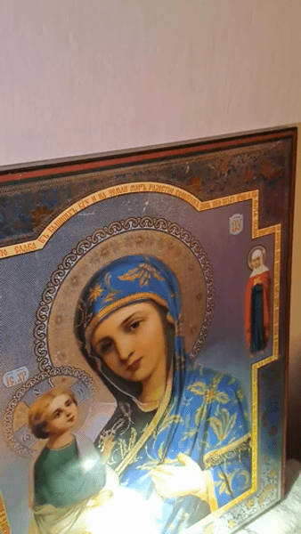Icoane cu broboane de mir, la Dâmbroca (Buzău). Oamenii fac pelerinaj la casa unui sătean VIDEO 