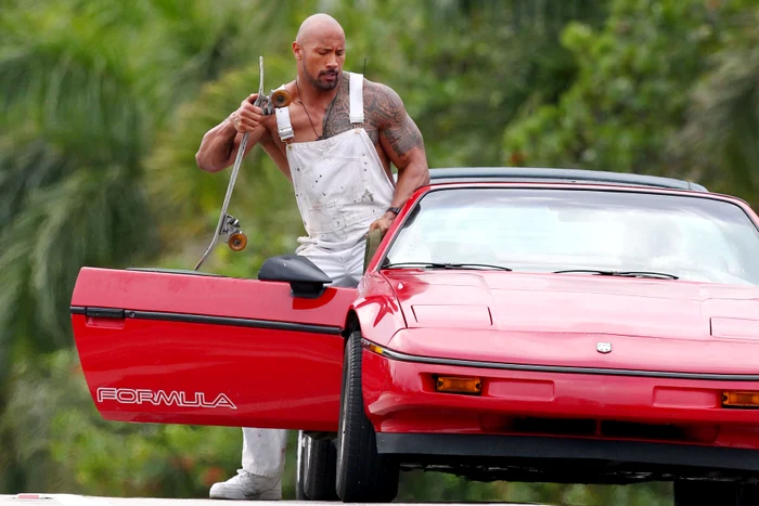 Starului îi place să se pozeze cu automobilele preferateFoto: Profimedia