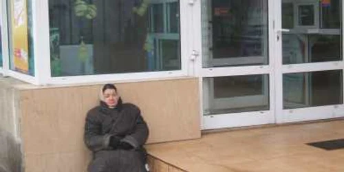 Maria cerşeşte pe cont propriu, în faţa farmaciei non-stop