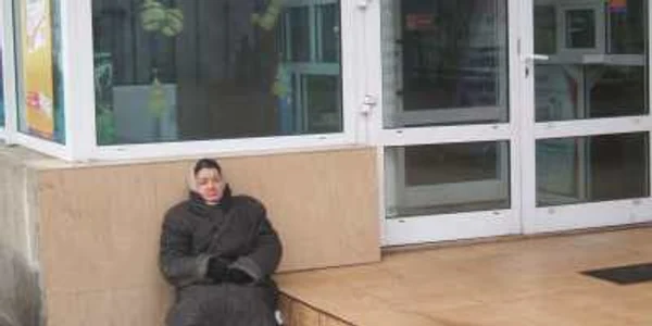 Maria cerşeşte pe cont propriu, în faţa farmaciei non-stop