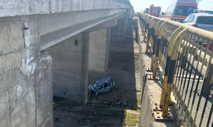 Șoferul a pierdut controlul mașinii și a căzut în gol FOTO IPJ Ialomița