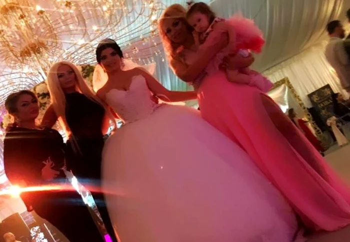 
    Andreea Tonciu a purtat o rochie de prinţesă care i-a dat mari dureri de capfoto: Sever Gheorghe  