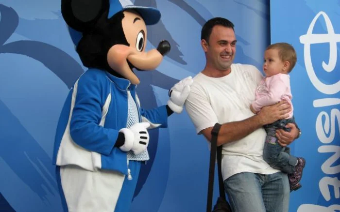 Copii de toate vârstele s-au fotografiat cu Mickey Mouse 4