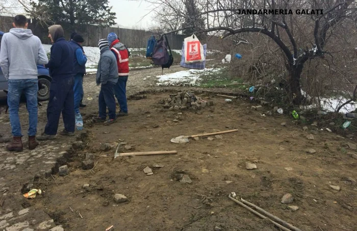 Angajaţii firmei au reuşit să fure o bună parte din piatra cubică din incinta site-ului Foto: Jandarmeria Galaţi