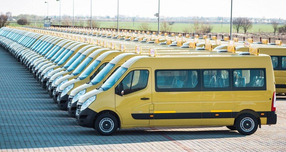 Toți elevii unui județ vor avea microbuze școlare electrice sau hibrid. Investiție de 14 milioane de euro