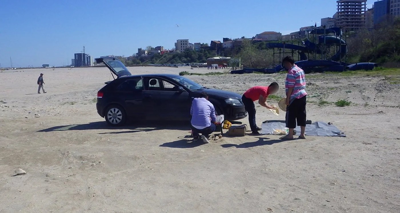 Grătar pe nisip, la botul maşiniiFoto: Poliţia Locală Constanţa