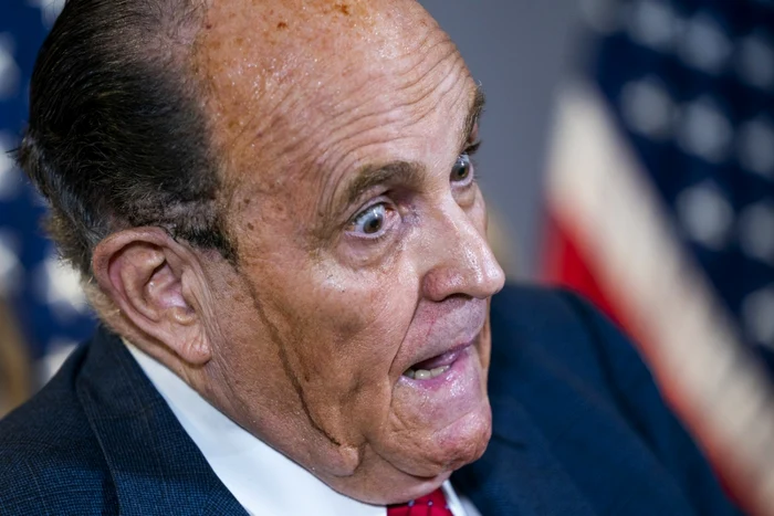 Avocatul personal al lui Trump Rudy Giuliani transpirat şi vopseaua de păr curgându-i pe faţă FOTO EPA-EFE / Jim Lo Scalzo