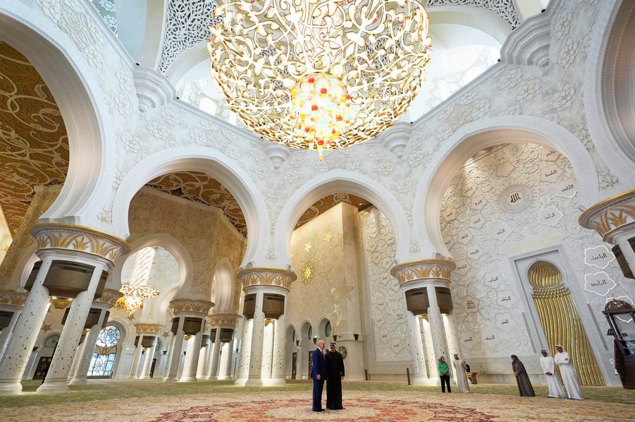 Trump s-a descălțat pentru a vizita Marea Moschee din Abu Dhabi: „E atât de frumos”