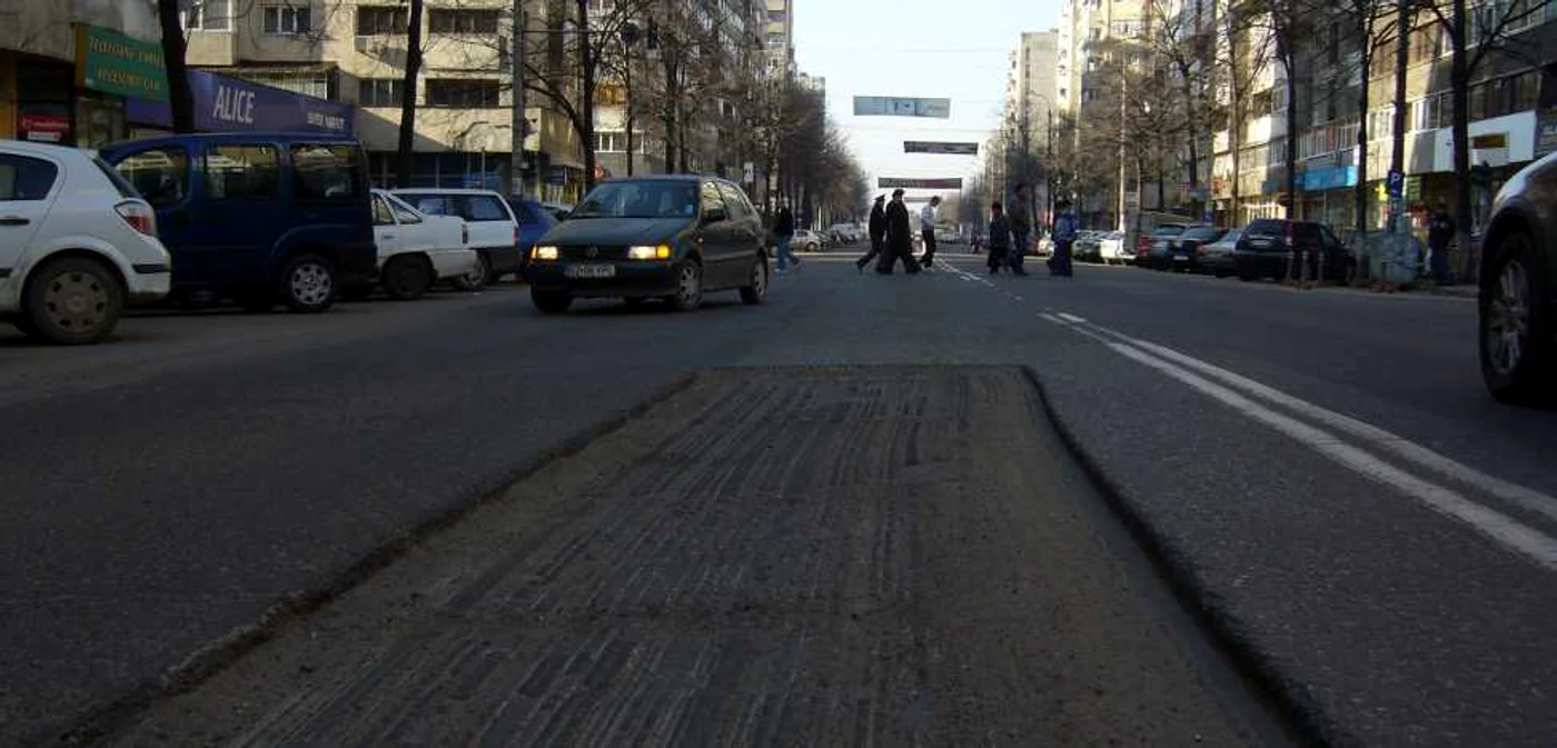 Pe Bulevardul Unirii şoferii merg cu 10 km pe oră