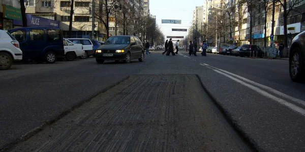 Pe Bulevardul Unirii şoferii merg cu 10 km pe oră