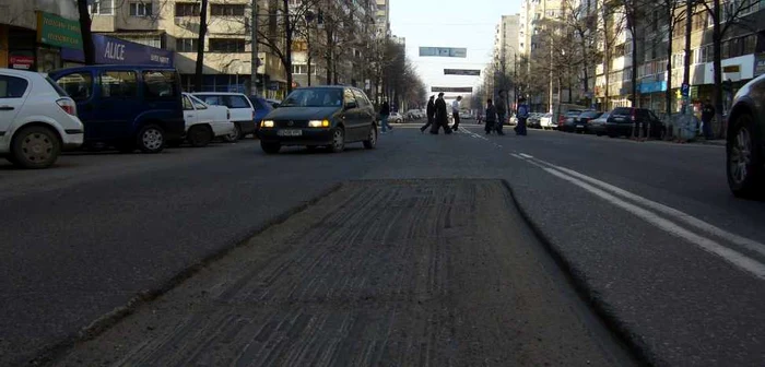 Pe Bulevardul Unirii şoferii merg cu 10 km pe oră