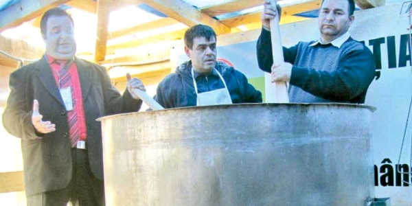 La începutul anului, Dorin Cioabă (stânga), prinţul romilor de la Sibiu, a mestecat personal în oalele cu şahaimas şi tot n-a avut parte de Cartea Recordurilor