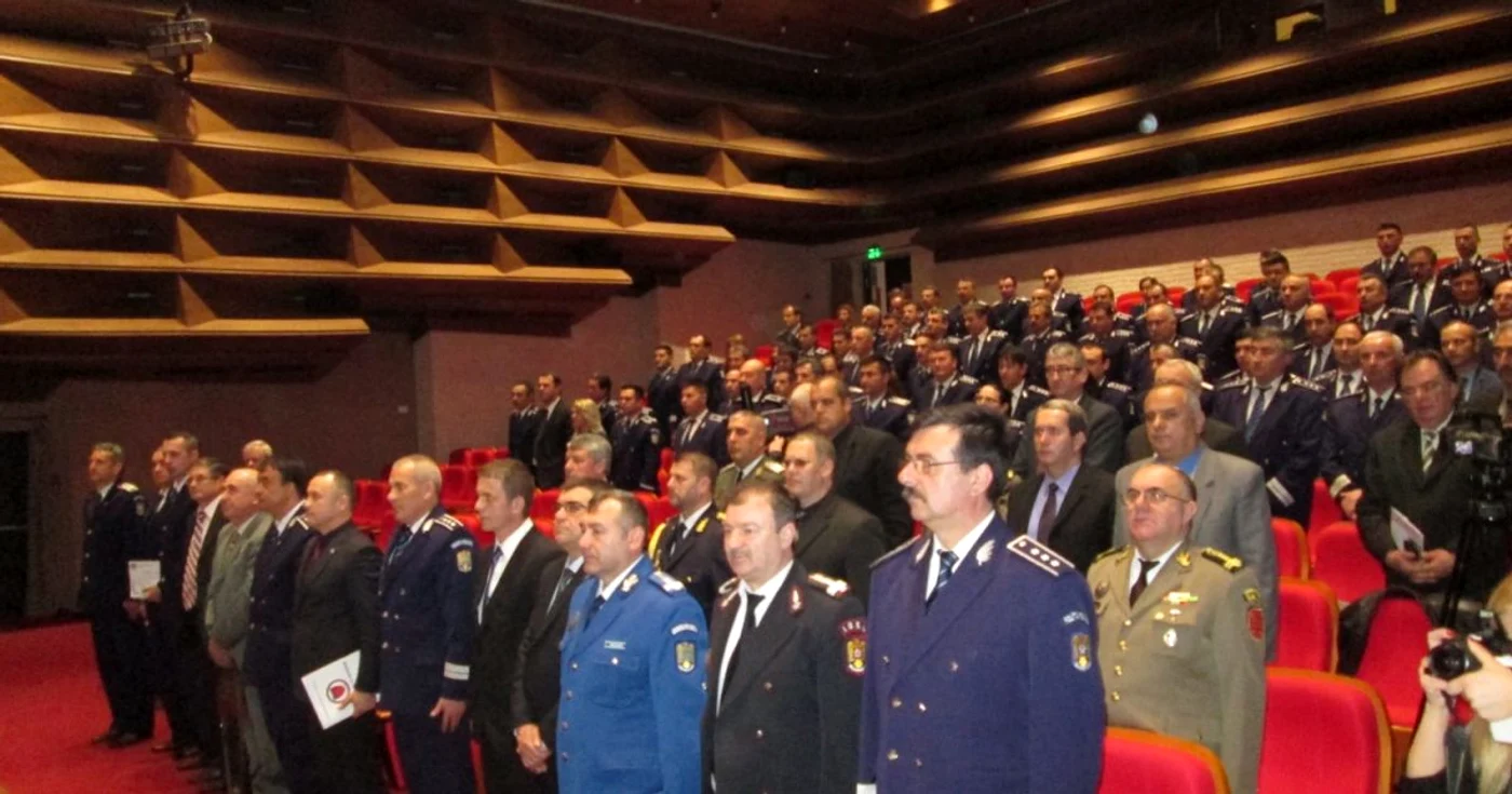 Sedinta festiva de Ziua Politiei a avut loc in sala mare a CJ Valcea. Foto Adevarul