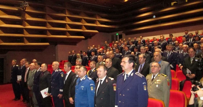 Sedinta festiva de Ziua Politiei a avut loc in sala mare a CJ Valcea. Foto Adevarul