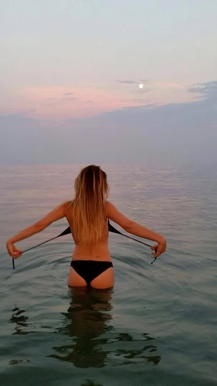 Adora pe plajă