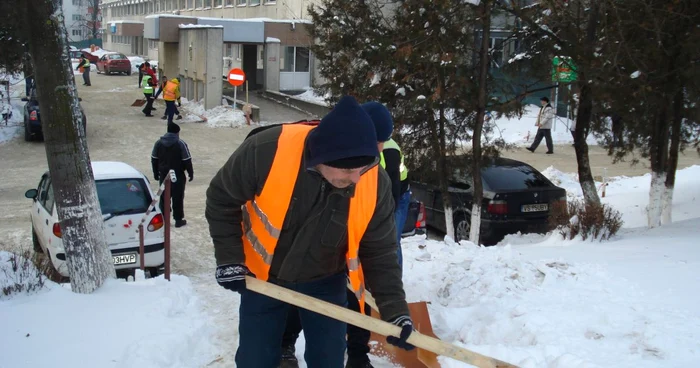 Deţinuţii au curăţat curtea Spitalului Judeţean de Urgenţă Vaslui