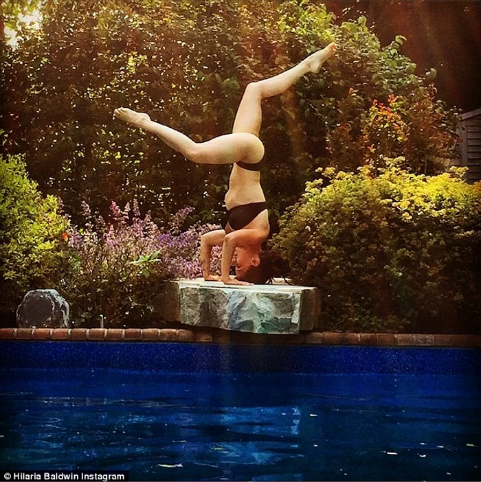 Hilaria Baldwin (31 de ani) n-a renunţat la yoga nici în perioada de lehuziefoto: Instagram