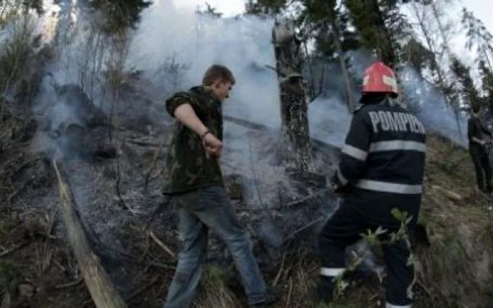 Pompierii se luptă cu flăcările foto arhivă